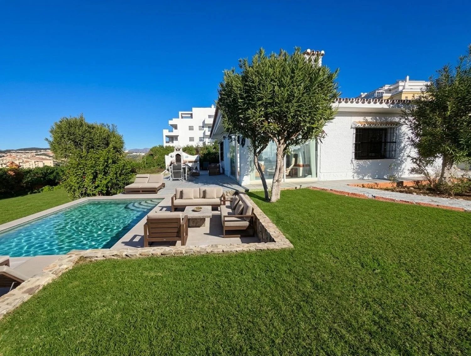 Villa independiente con gran parcela a 900 m del mar en La Cala de Mijas – ideal inversión con alto potencial